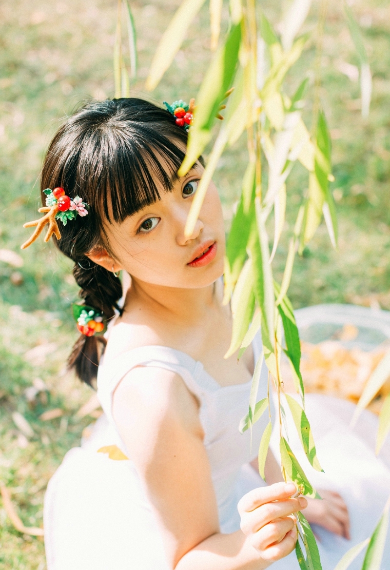 落叶堆中的芭蕾舞裙妹子大眼迷人