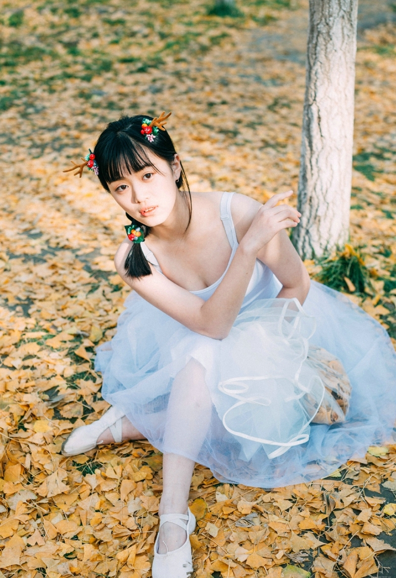 落叶堆中的芭蕾舞裙妹子大眼迷人