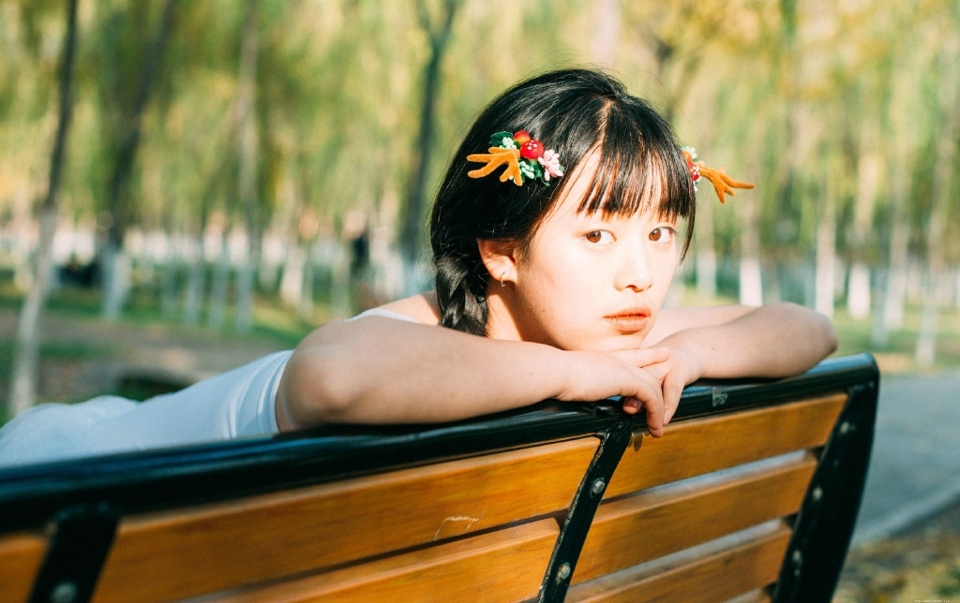 落叶堆中的芭蕾舞裙妹子大眼迷人