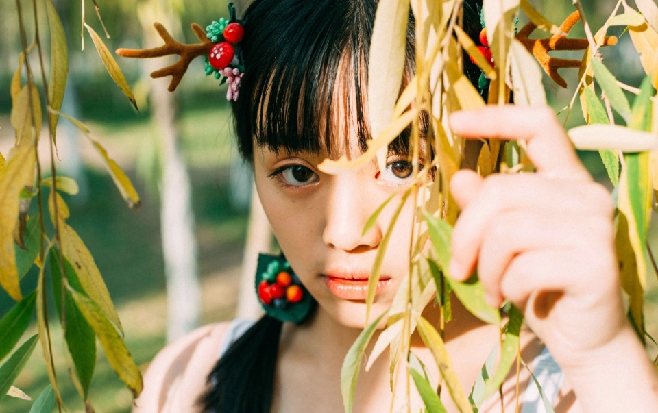 落叶堆中的芭蕾舞裙妹子大眼迷人