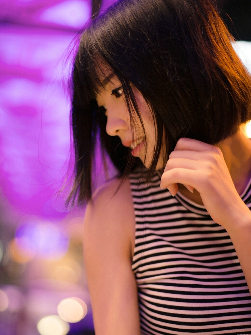 夜晚街头上的背心牛仔裤少女寂寞写真