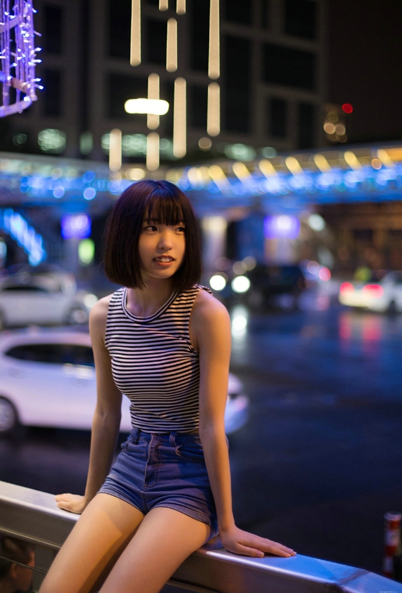 夜晚街头上的背心牛仔裤少女寂寞写真