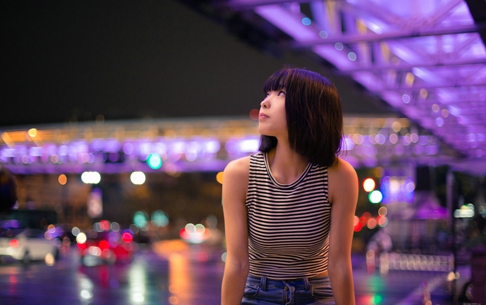 夜晚街头上的背心牛仔裤少女寂寞写真