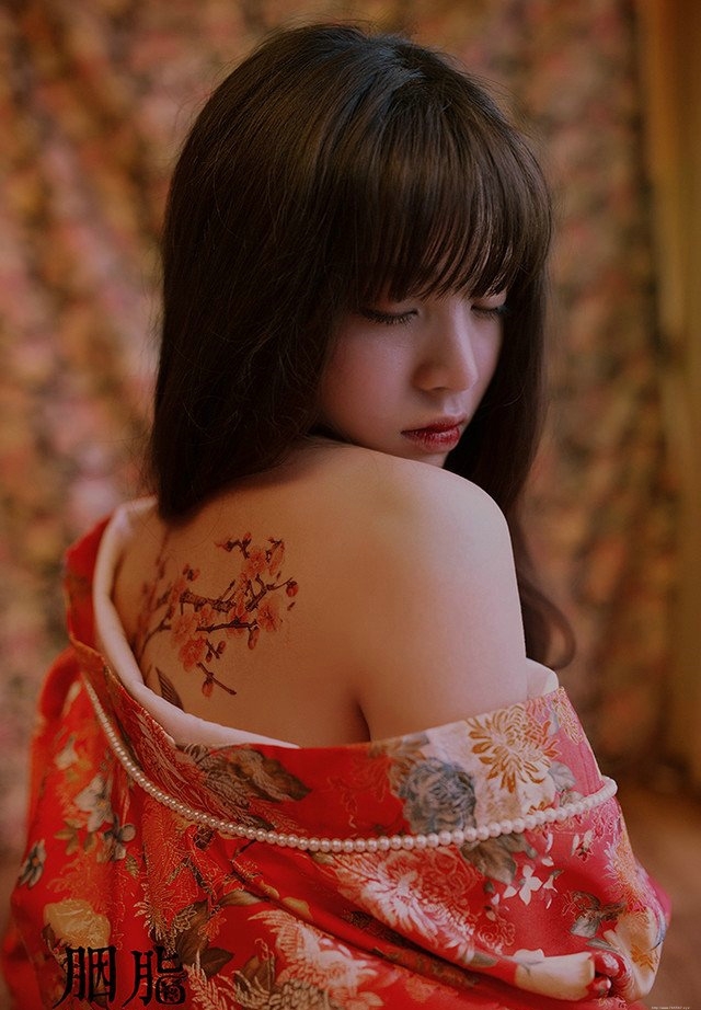 古装美女迷离眼神惹人怜爱红润写真