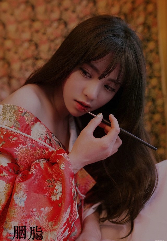 古装美女迷离眼神惹人怜爱红润写真