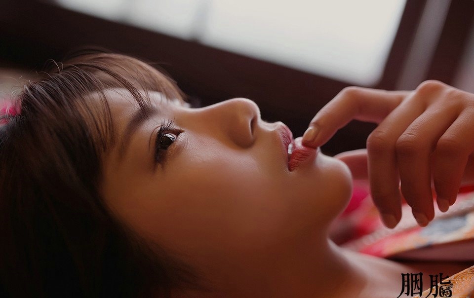 古装美女迷离眼神惹人怜爱红润写真