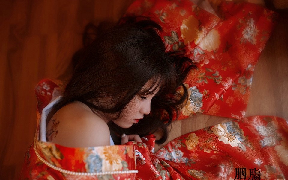 古装美女迷离眼神惹人怜爱红润写真