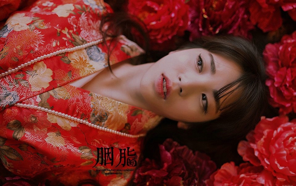 古装美女迷离眼神惹人怜爱红润写真