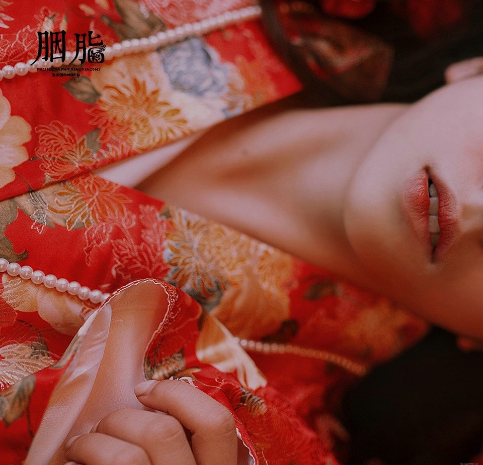 古装美女迷离眼神惹人怜爱红润写真