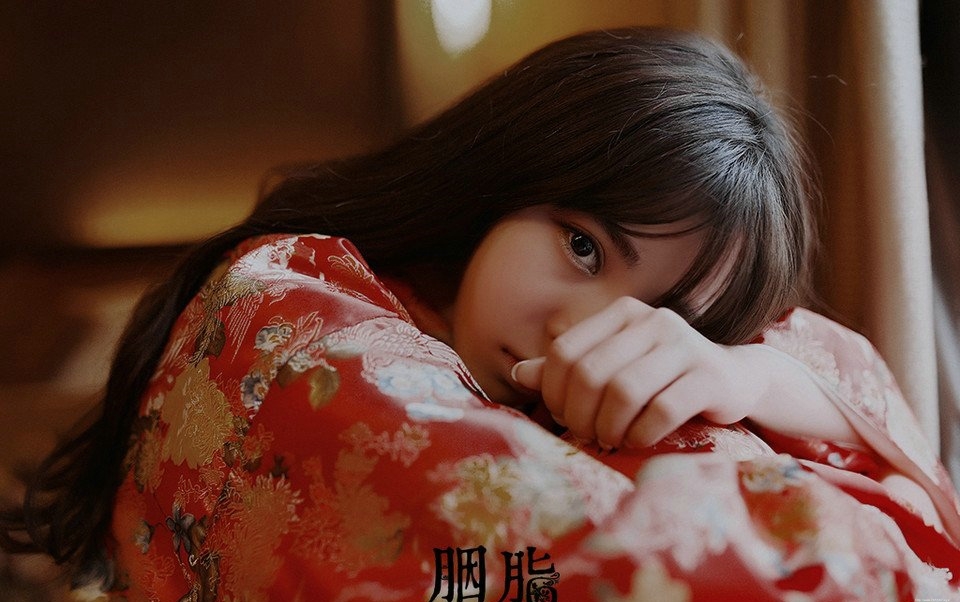 古装美女迷离眼神惹人怜爱红润写真