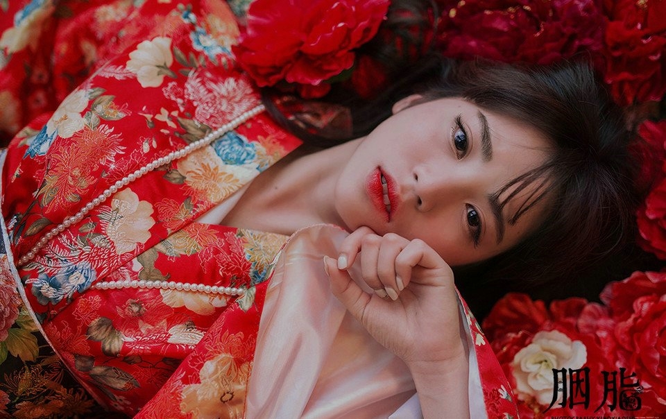 古装美女迷离眼神惹人怜爱红润写真