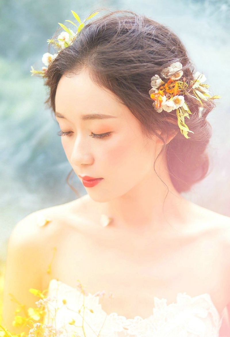 花丛中的婚纱盘发女神气质养眼写真
