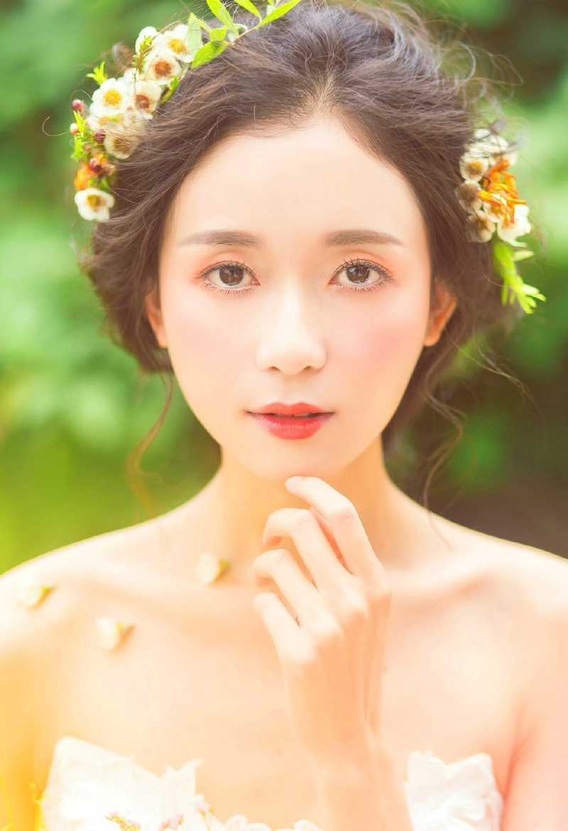 花丛中的婚纱盘发女神气质养眼写真