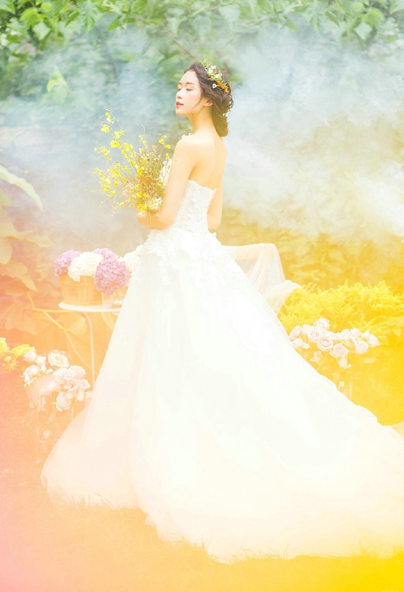 花丛中的婚纱盘发女神气质养眼写真