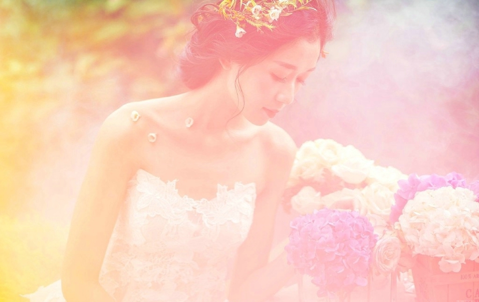 花丛中的婚纱盘发女神气质养眼写真