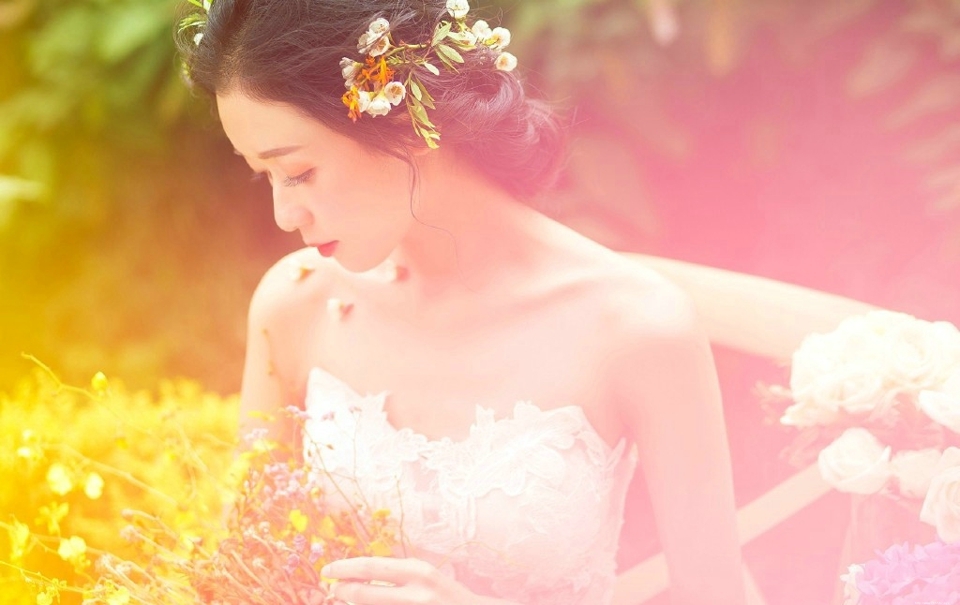 花丛中的婚纱盘发女神气质养眼写真