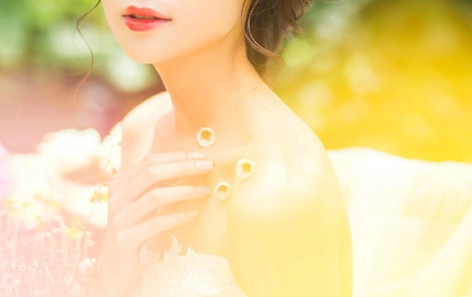 花丛中的婚纱盘发女神气质养眼写真