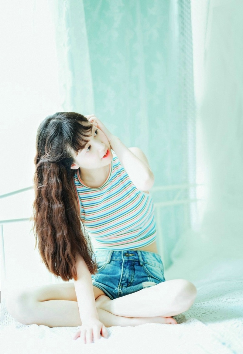 夏日清凉少女背心牛仔养眼纯真眼神