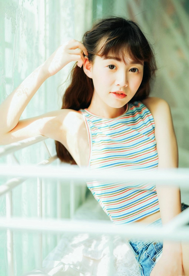 夏日清凉少女背心牛仔养眼纯真眼神