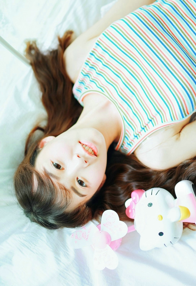 夏日清凉少女背心牛仔养眼纯真眼神