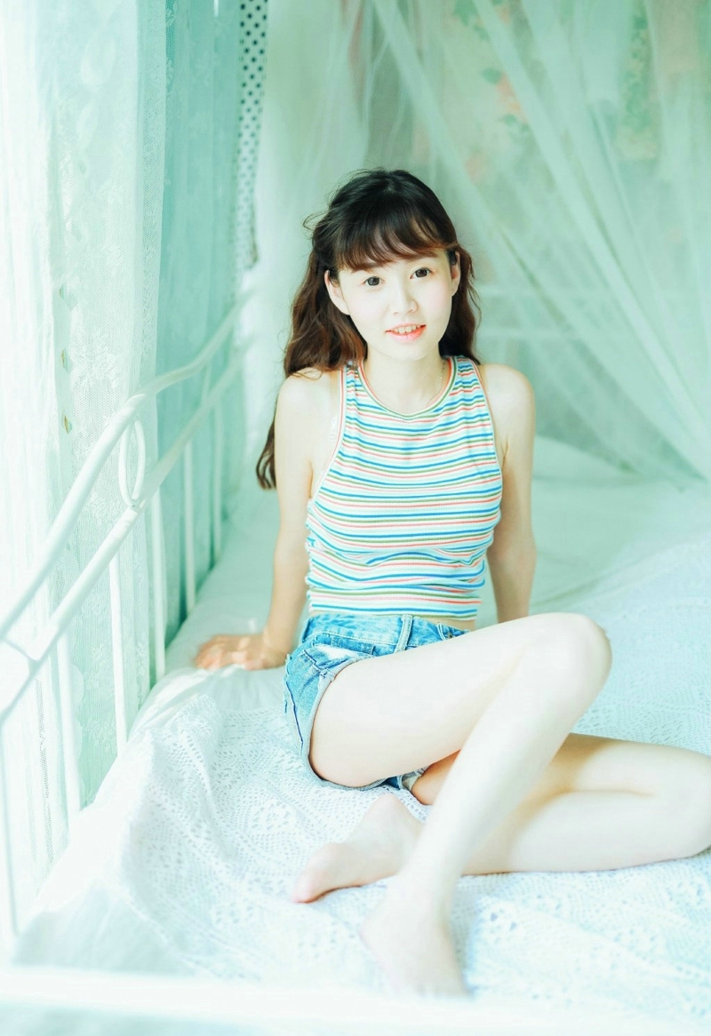 夏日清凉少女背心牛仔养眼纯真眼神