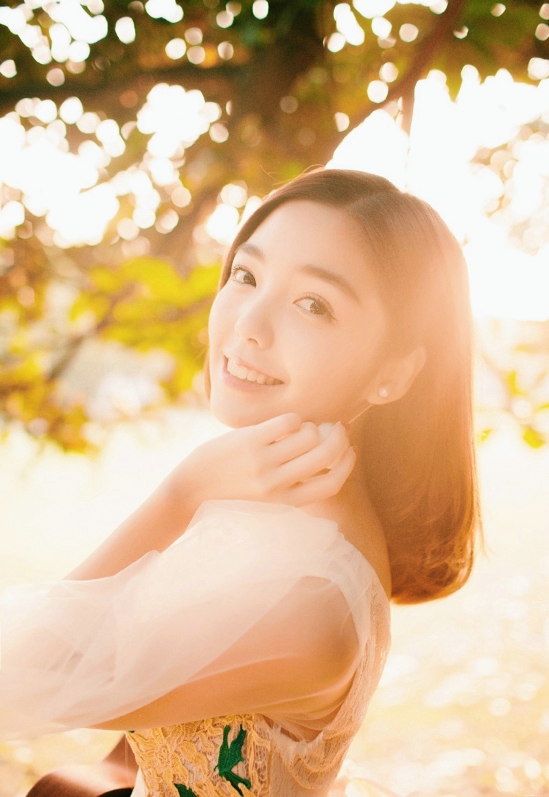 阳光照耀下的气质女神侧颜美丽动人