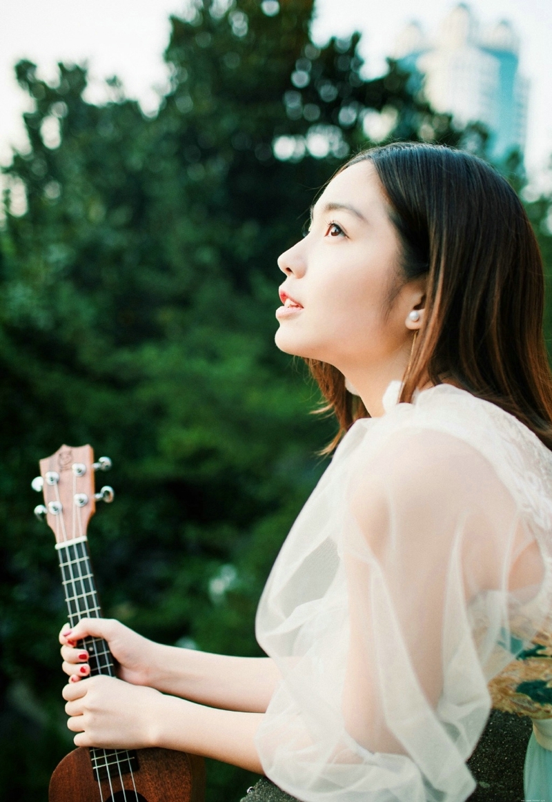 阳光照耀下的气质女神侧颜美丽动人