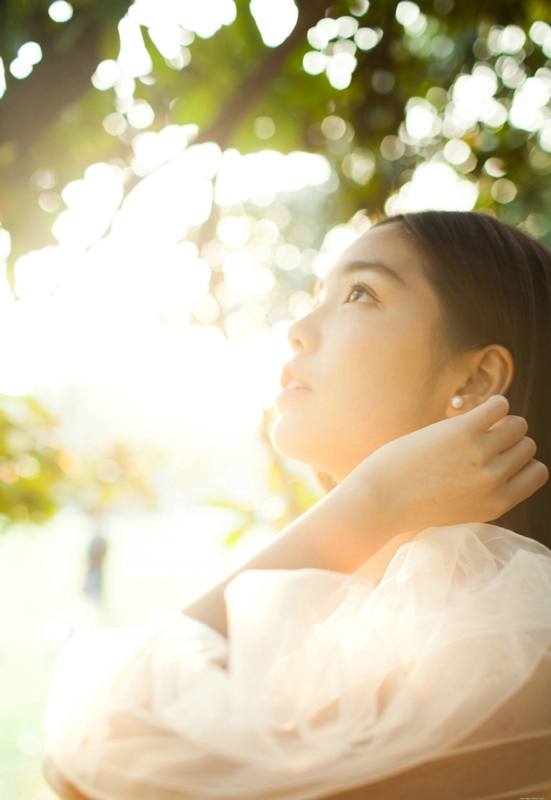 阳光照耀下的气质女神侧颜美丽动人