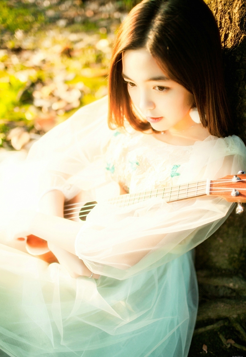 阳光照耀下的气质女神侧颜美丽动人