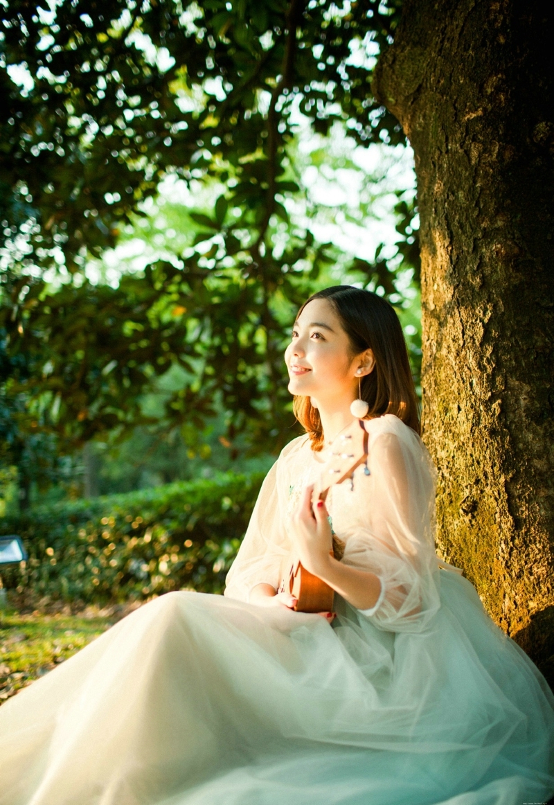 阳光照耀下的气质女神侧颜美丽动人