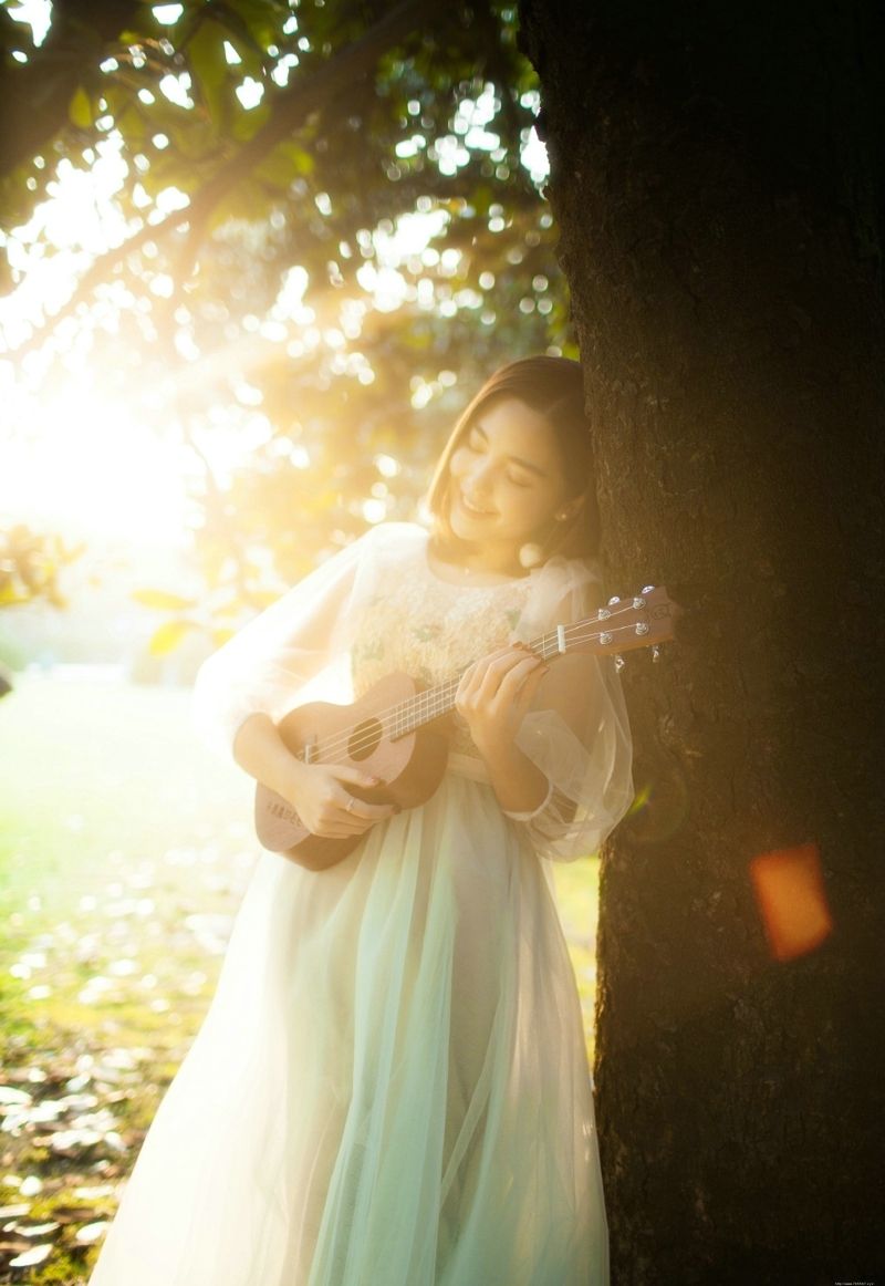 阳光照耀下的气质女神侧颜美丽动人