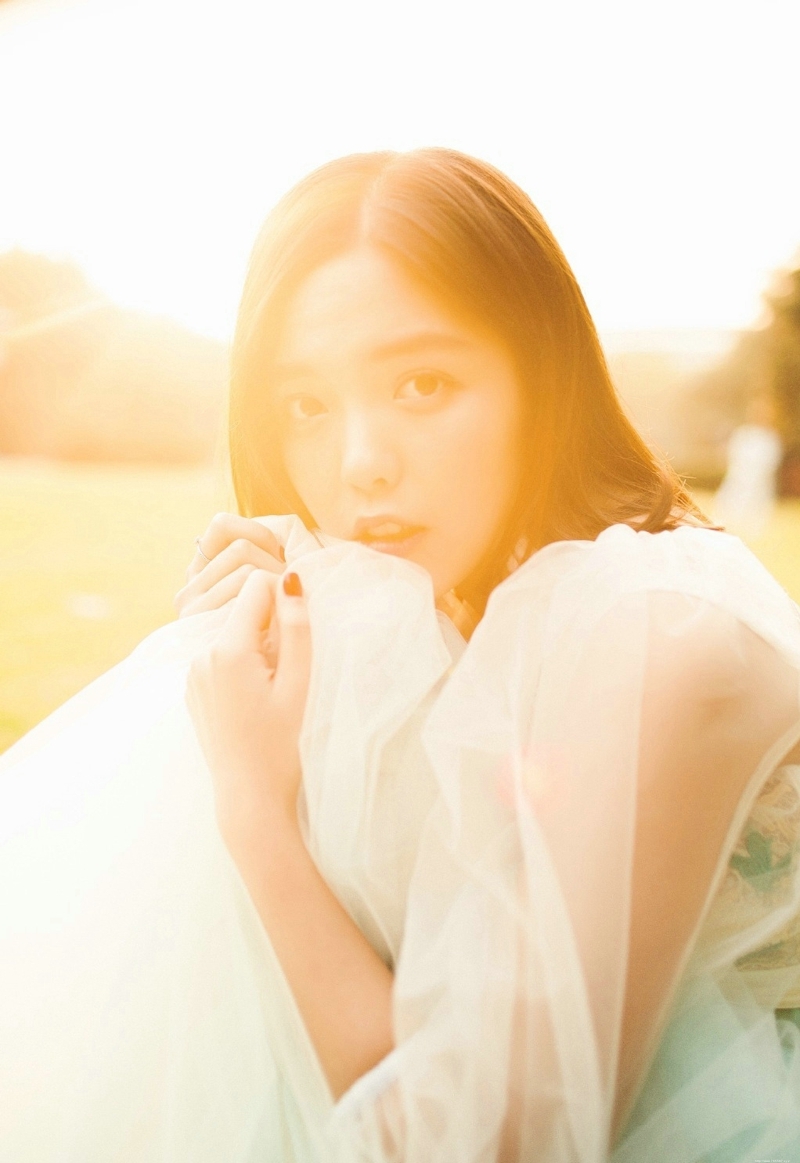 阳光照耀下的气质女神侧颜美丽动人