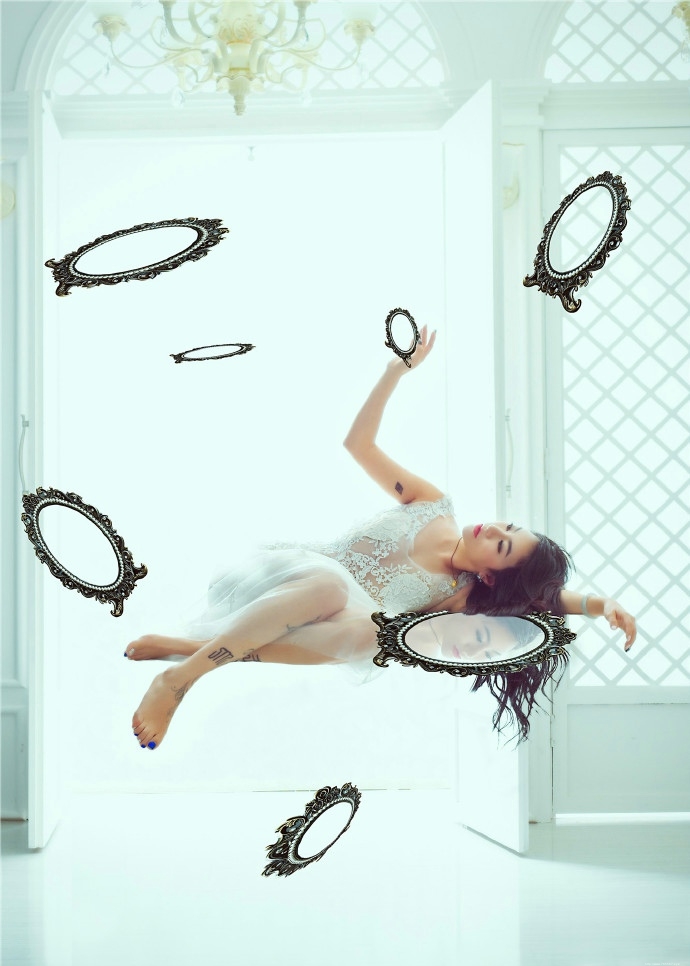 唯美悬浮室内妖娆美女迷人写真