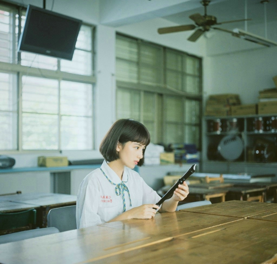 日系短发校服妹子清纯漂亮养眼写真