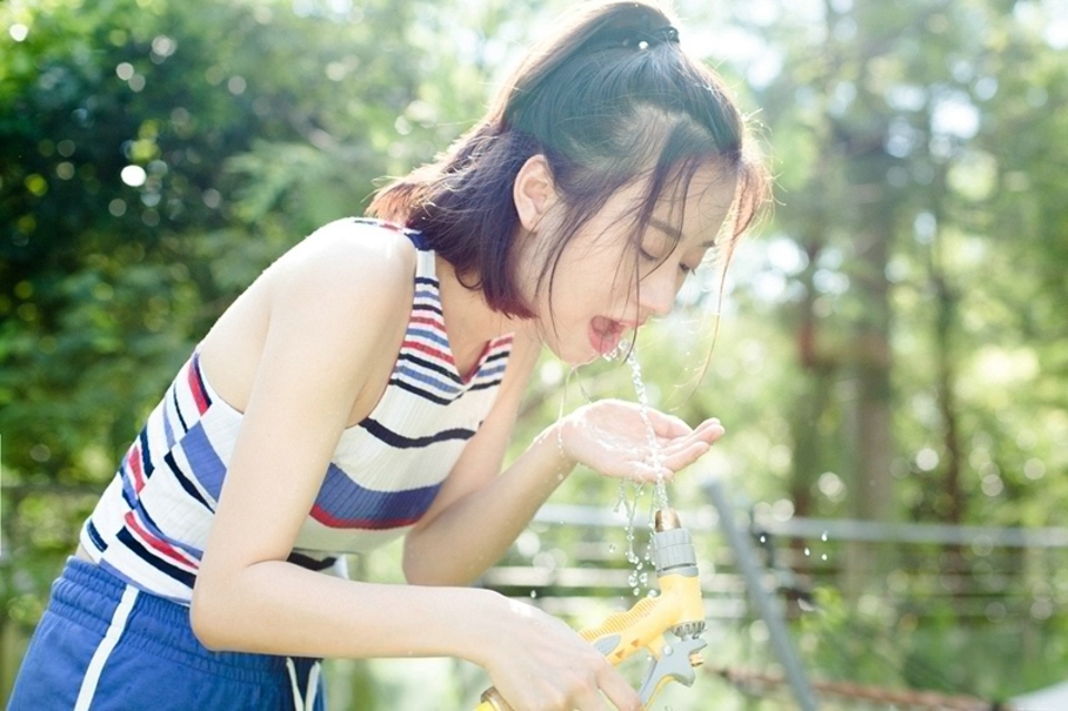 清凉夏日俏皮可爱女神甜美迷人户外调皮写真