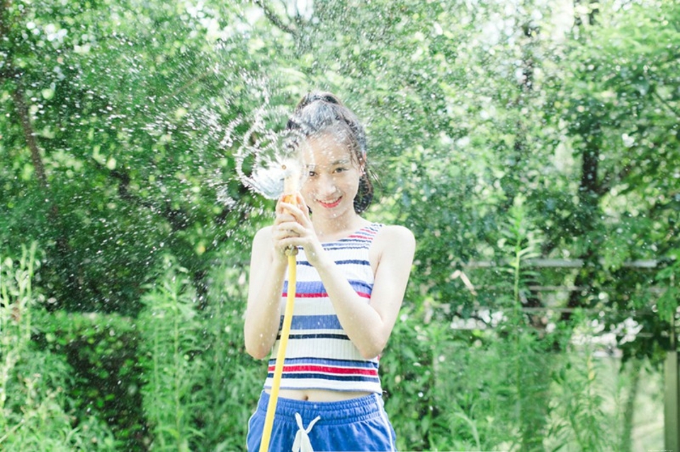 清凉夏日俏皮可爱女神甜美迷人户外调皮写真