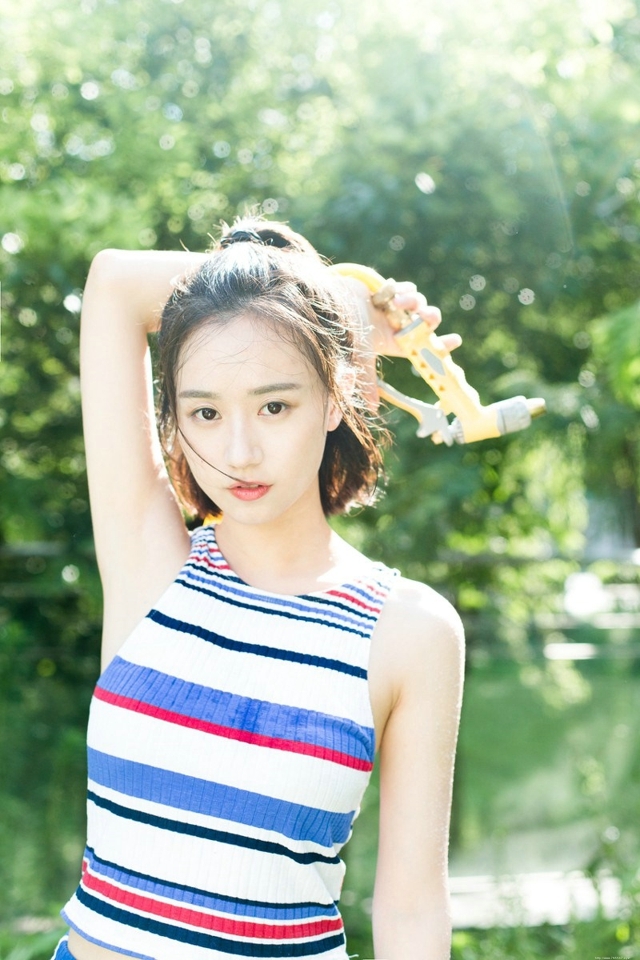 清凉夏日俏皮可爱女神甜美迷人户外调皮写真