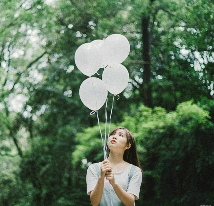 清纯美女丛林深处玩耍气球青春活力十足