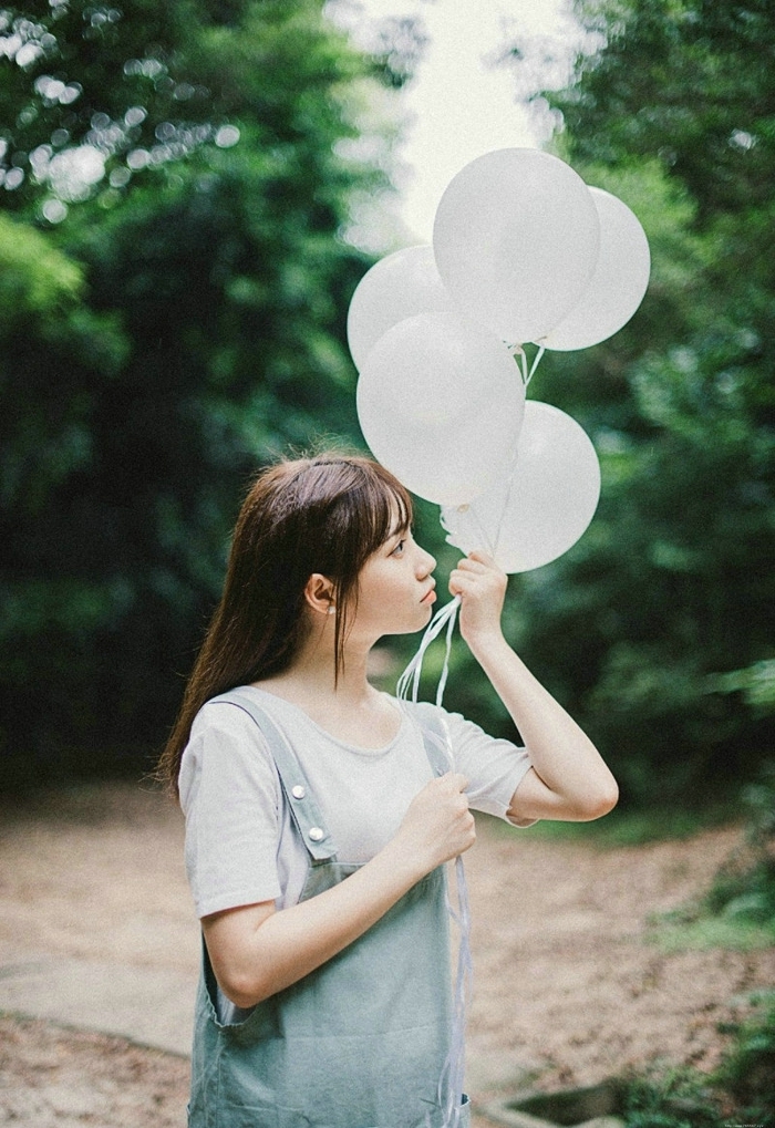 清纯美女丛林深处玩耍气球青春活力十足