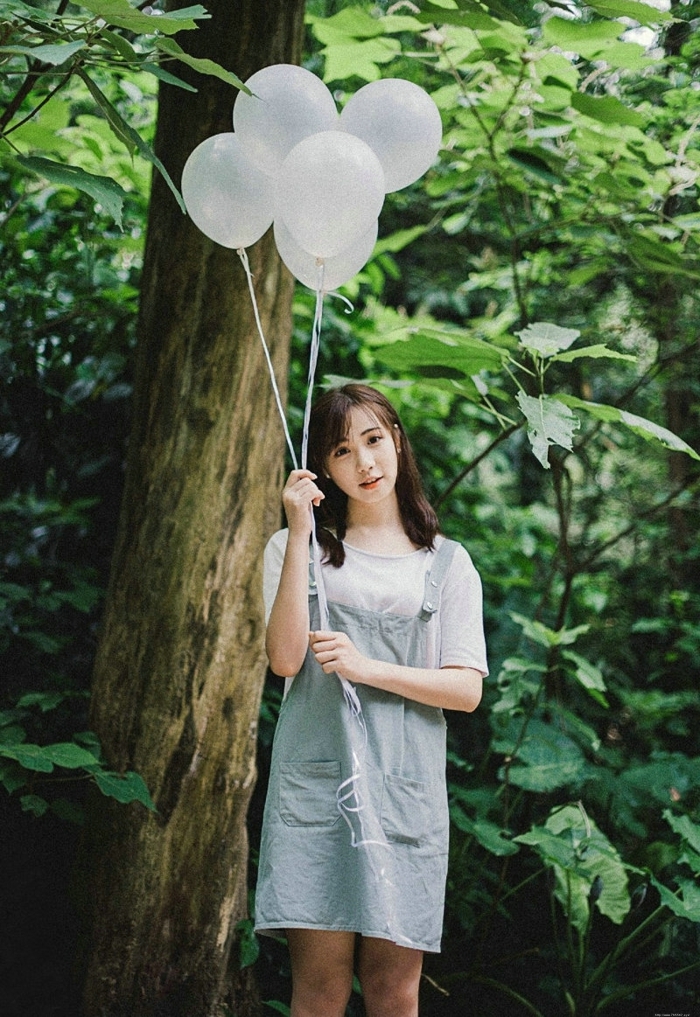清纯美女丛林深处玩耍气球青春活力十足