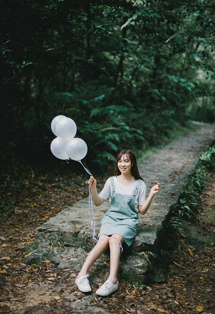 清纯美女丛林深处玩耍气球青春活力十足