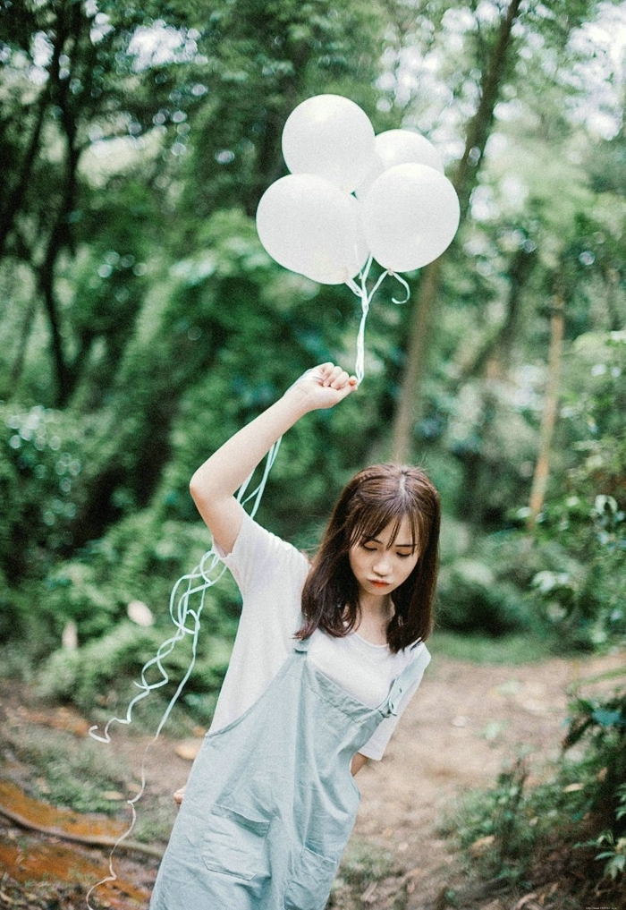 清纯美女丛林深处玩耍气球青春活力十足