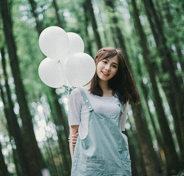 清纯美女丛林深处玩耍气球青春活力十足