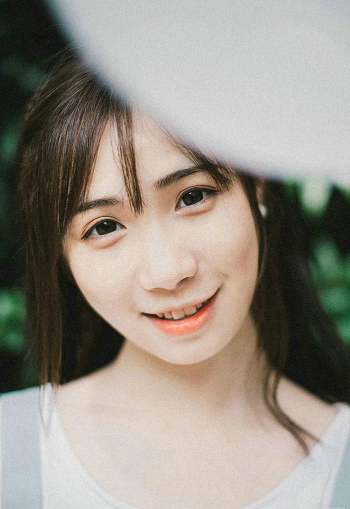 清纯美女丛林深处玩耍气球青春活力十足