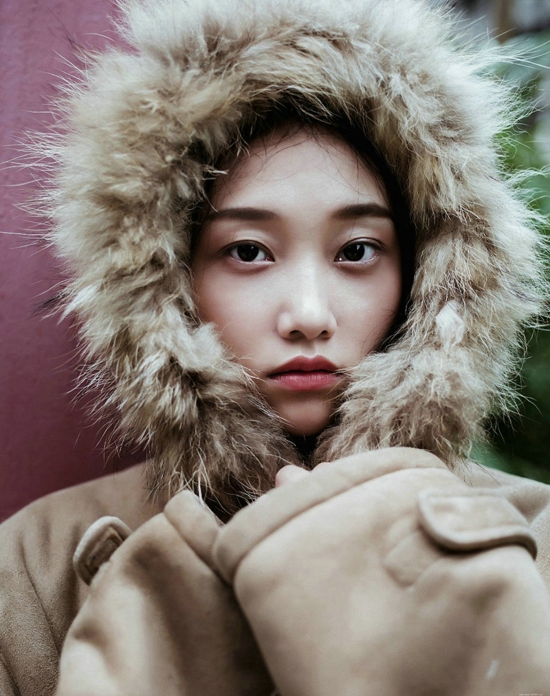 户外大衣外套美女个性另类眼神写真