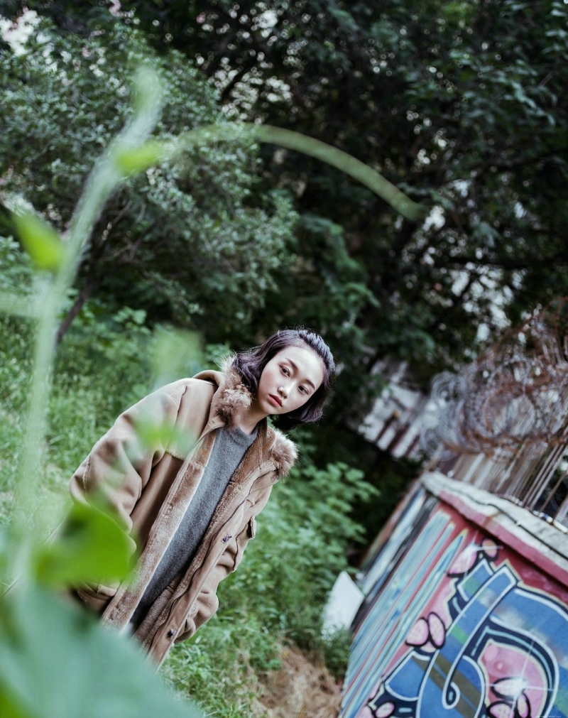 户外大衣外套美女个性另类眼神写真