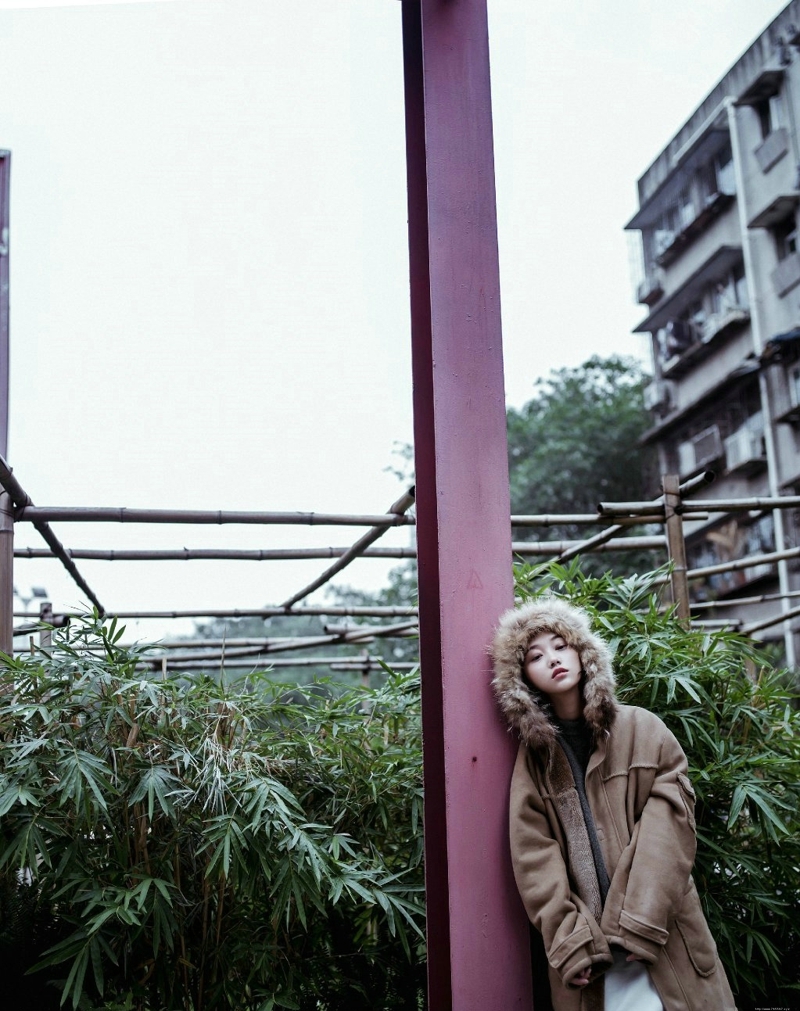 户外大衣外套美女个性另类眼神写真