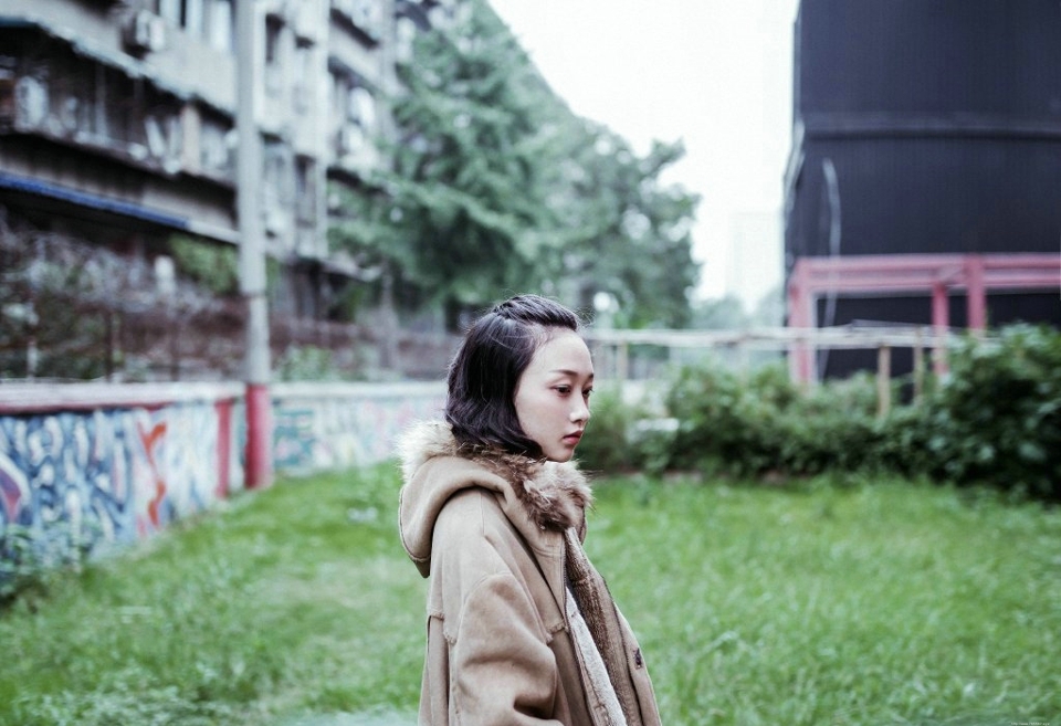 户外大衣外套美女个性另类眼神写真