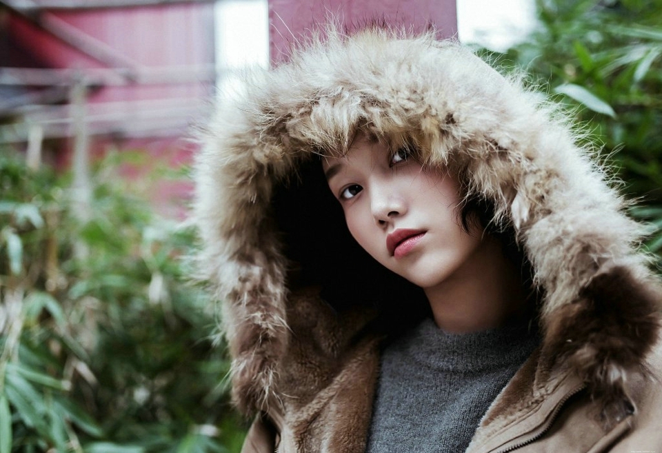 户外大衣外套美女个性另类眼神写真