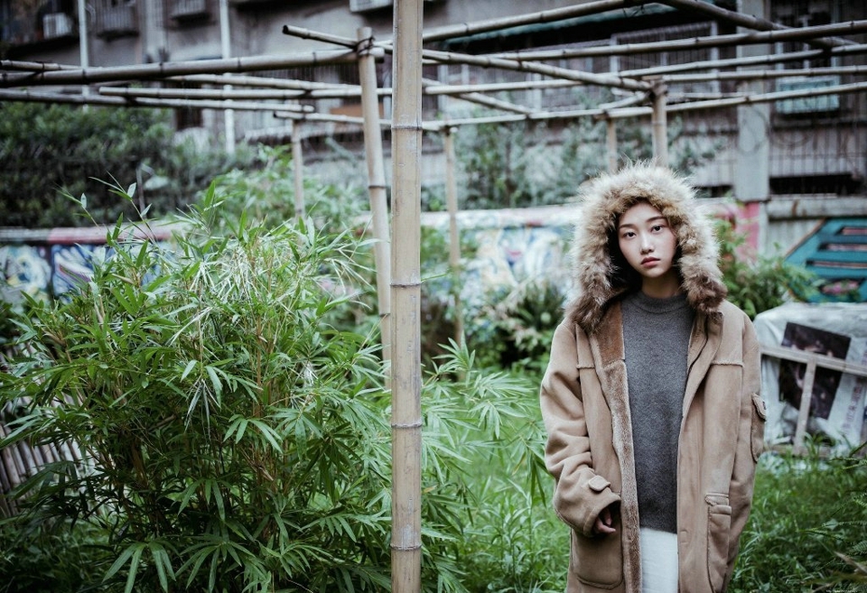 户外大衣外套美女个性另类眼神写真